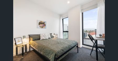 Stylish Apartment Living with Expansive Terrace and Bay Views - Photo 2
