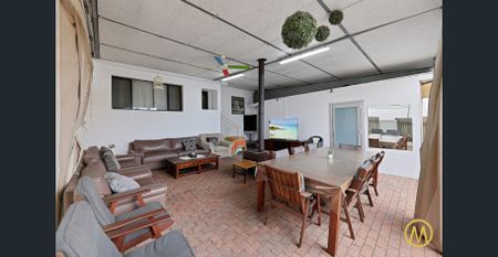 SPACIOUS HOME IN A PRIME LOCATION ! - Photo 2