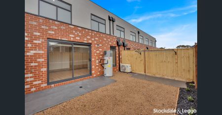 Near New Contemporary Double-Storey Townhouse in Kingsfield Estate - Photo 3