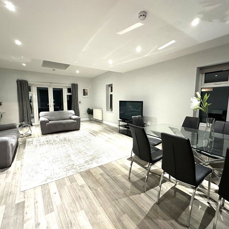 Elmshott Lane, Slough - Photo 1