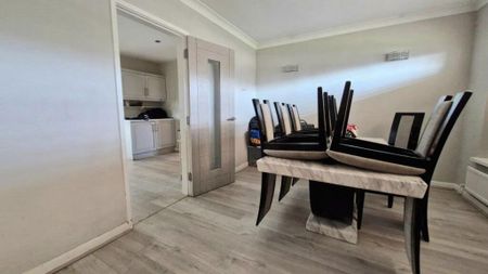 4 bedroom detached house to rent - Photo 2