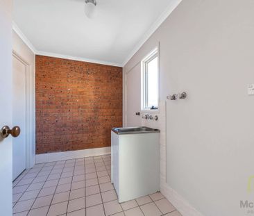 Modern Townhouse - Photo 2