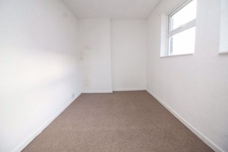 3 Bedroom Terraced House - Photo 2