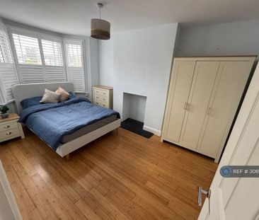1 bedroom in a house share to rent - Photo 2