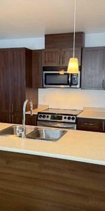 5 1/2 MEUBLÉ, air climatisé, micro-onde, aspirateur central, bcp d'inclus, stationnements déneigés NON-FUMEUR AUCUN CHIEN Possibilité acheté meubles - Photo 3