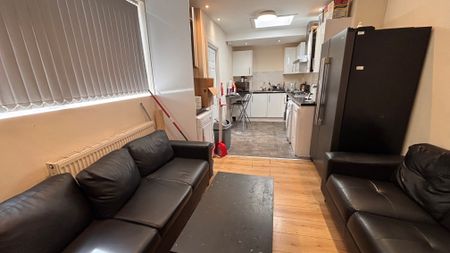 1 bedroom room to rent Teversal Avenue, NG7 - Photo 2