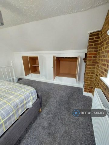 1 bedroom in a house share to rent - Photo 3