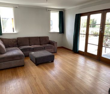 Two bedroom plus sleepout opposite golf course - Photo 3