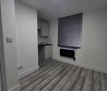 Studio Flat, Burlington Gardens, W3 - Photo 4