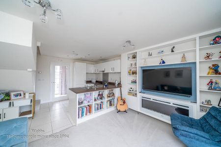 2 bedroom semi-detached house to rent - Photo 3