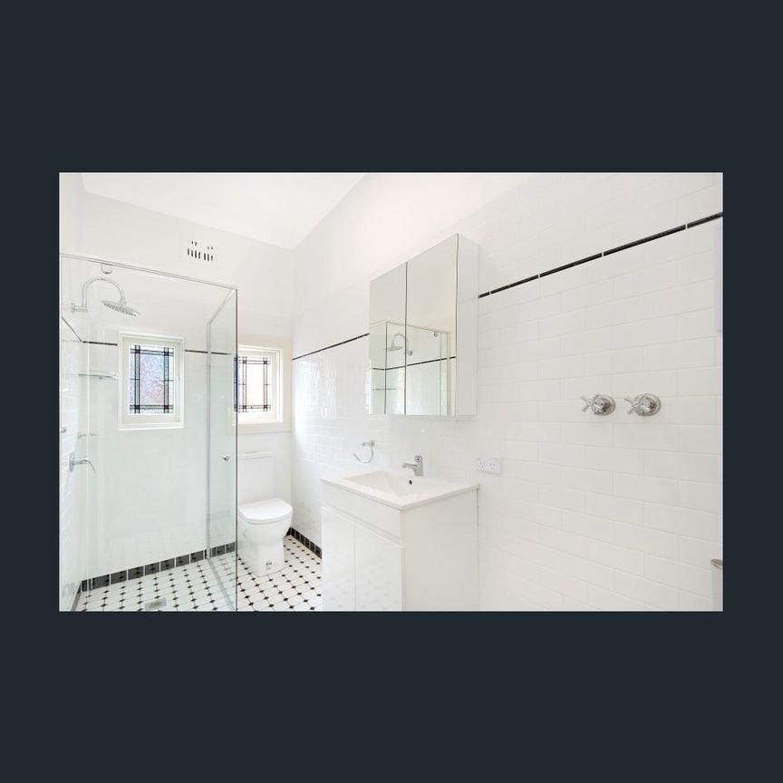 Top Floor Bright and Spacious Two Bedroom Apartment - Photo 1