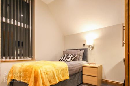 1 bedroom in a house share to rent - Photo 2