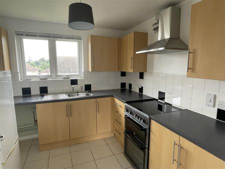 Heath Court, Dursley - Photo 5