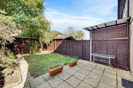 End of Terrace House To Let - Photo 4