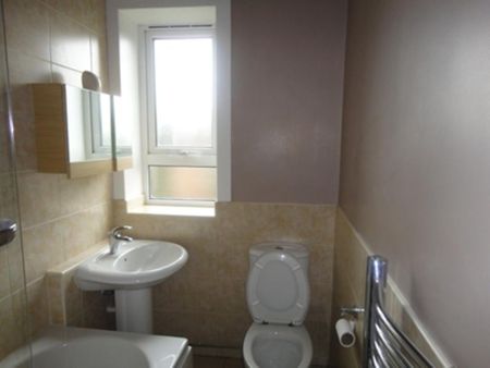 3 bedroom flat to rent - Photo 4