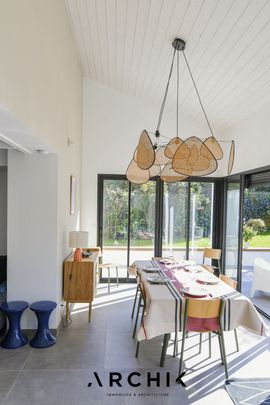 Architecture contemporaine, cette jolie maison de 140 m2 édifiée sur un terrain paysager de 430 m2 se situe au calme d'un quartier résidentiel du Pyla, à proximité de la plage et des commerces. - Photo 1