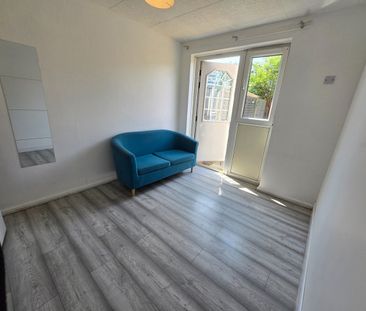 4 Bed Terraced House, Ivy Road, E16 - Photo 4