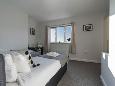 2 bed terraced house to rent in NE64 - Photo 5