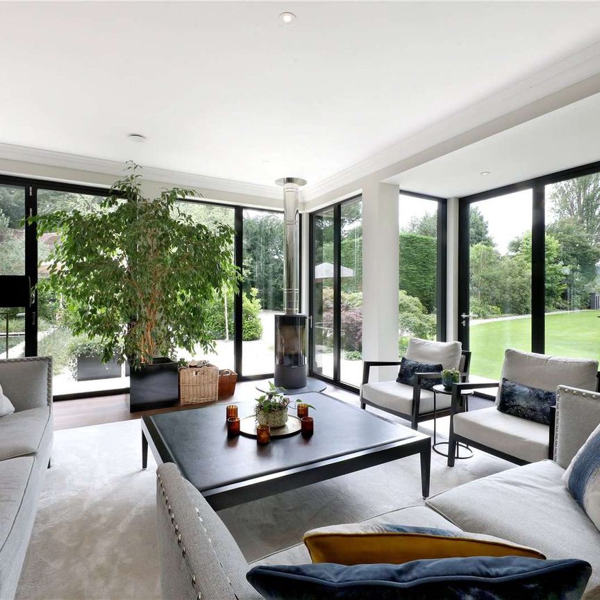 Immaculate home on a private drive with direct access to the River Thames - Photo 1