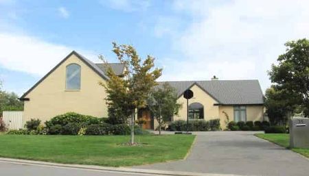 Large Executive Home - Photo 2