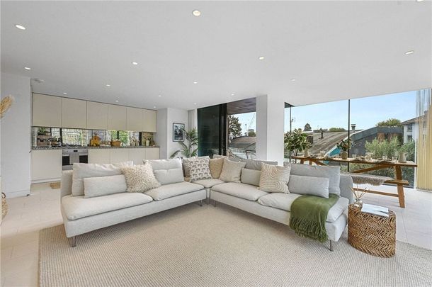 3 bedroom flat with 1 reception and 2 bathrooms in Oval Road, NW1 - Photo 1