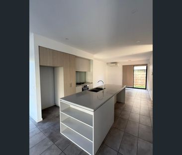 31 Oakden Crescent, St Albans, Vic 3021 - Photo 3