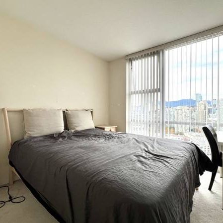 Yaletown famous Marinaside Resort Building one bed plus den for rent - Photo 3