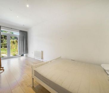 3 bedroom flat to rent - Photo 4