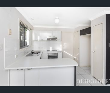 Two storey living with a pool in the complex! - Photo 4