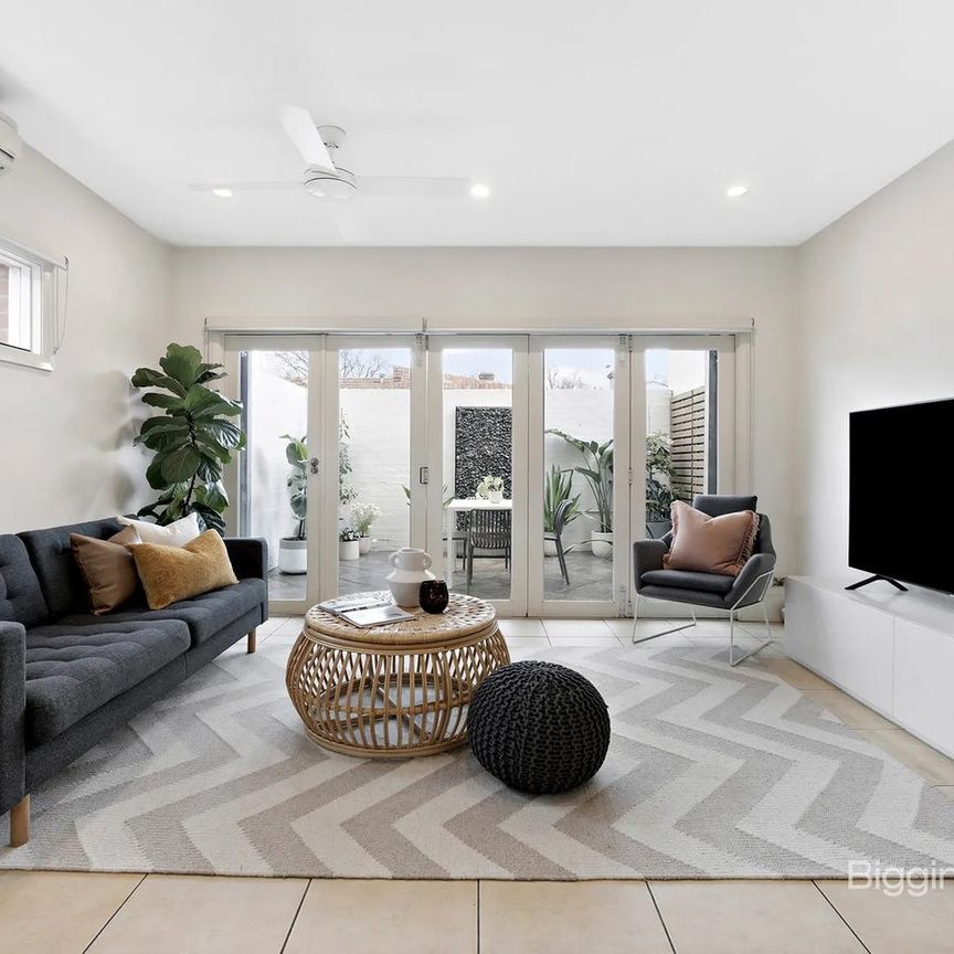 Elegant City Living with Breathtaking Views in Unbeatable Location - Photo 1