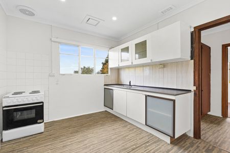 29 Summerhill Road, Reservoir VIC 3073 - Photo 5