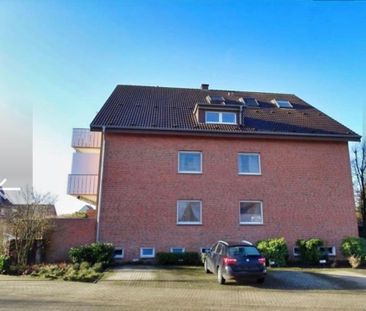 Gepflegte 3-Zimmer DG-Wohnung mit Einbauküche / zentrale Lage - Photo 4