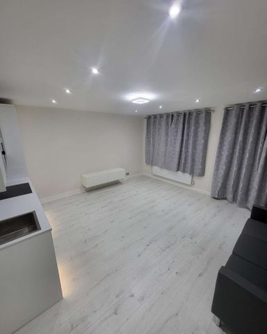 1 bedroom in a flat share to rent - Photo 2