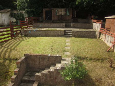 1 bedroom in a house share to rent - Photo 2