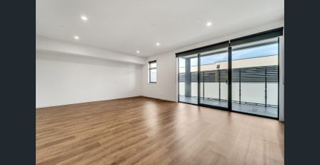 Large Apartment Living! - Photo 2