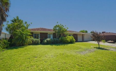 Gorgeous Family Home with A/C, Multiple Living Areas, Huge Workshop & More! - Photo 2