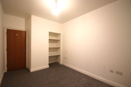 1 Bedroom Ground Floor Flat - Photo 4