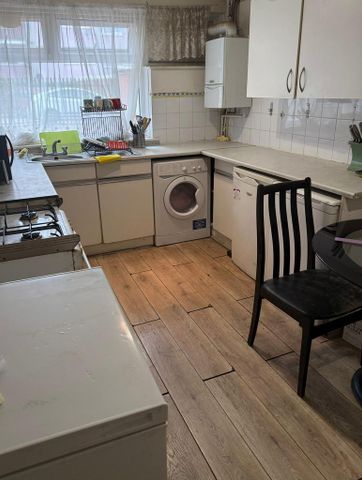 1 bedroom in a house share to rent - Photo 4