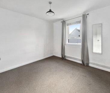 A redecorated two-bedroom, first-floor flat featuring a newly fitte... - Photo 3