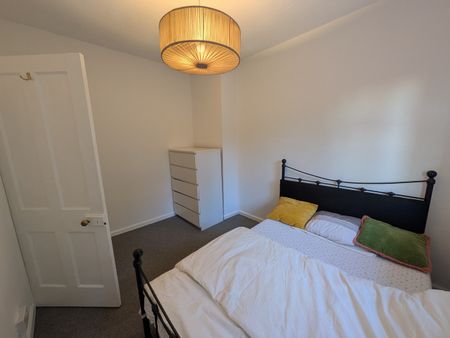 Room in a Shared House, Greestead Gardens, SW15 - Photo 3