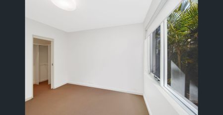 Contemporary Style Garden Apartment in Prime Sought-After Location - Photo 4