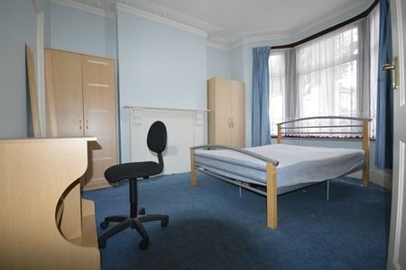 3 Bed Flat, Shelley Avenue, E12 - Photo 3