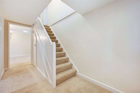 Newly renovated cottage with garden on the outskirts of Knutsford. A Crown Estate property. - Photo 2