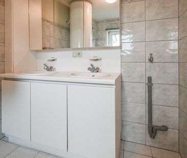 Centraal gelegen 2-slaapkamerappartement in Emelgem - Photo 2
