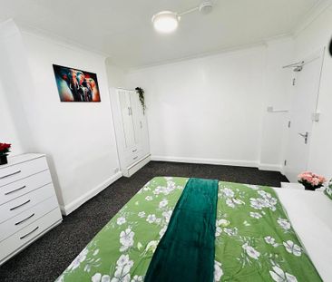 1 bedroom in a house share to rent - Photo 2