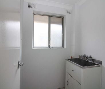 Air conditioning, no carpet, excellent location! - Photo 3