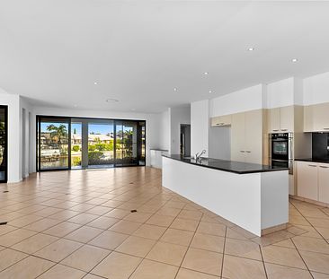 7 Catalina Court, Mermaid Waters QLD 4218 - Photo 3