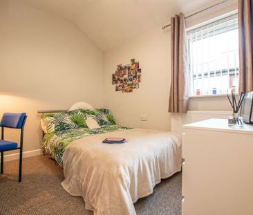 Stylish kitchen and hair/makeup station! - Photo 5