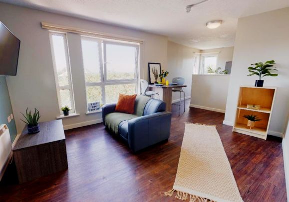 Two Bed Flat - Photo 1