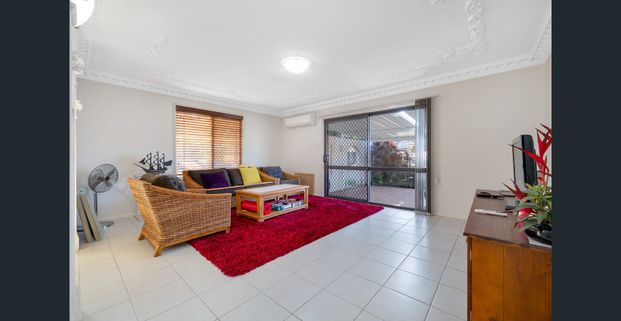 CHARMING THREE BEDROOM HOUSE IN PRIME LOCATION - Photo 1